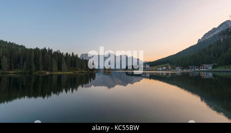 Misurina See bei Sonnenuntergang hinter medizinische Klinik Istituto Pio XII, sorapis Gruppe Berge, Dolomiten, Südtirol, Bozen, Italien Stockfoto