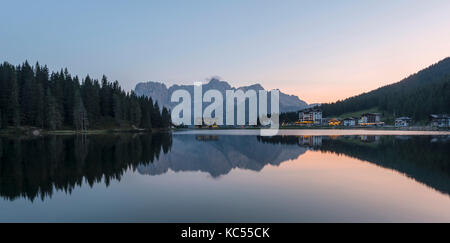 Misurina See bei Sonnenuntergang hinter medizinische Klinik Istituto Pio XII, sorapis Gruppe Berge, Dolomiten, Südtirol, Bozen, Italien Stockfoto