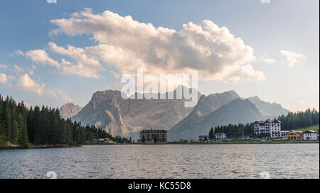 Misurina See bei Sonnenuntergang hinter medizinische Klinik Istituto Pio XII, sorapis Gruppe Berge, Dolomiten, Südtirol, Bozen, Italien Stockfoto