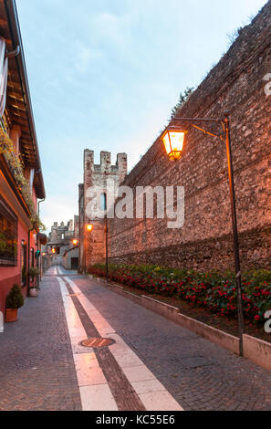 Historische Stadtmauer, Lazise, Gardasee, Venetien, Veneto, Italien Stockfoto