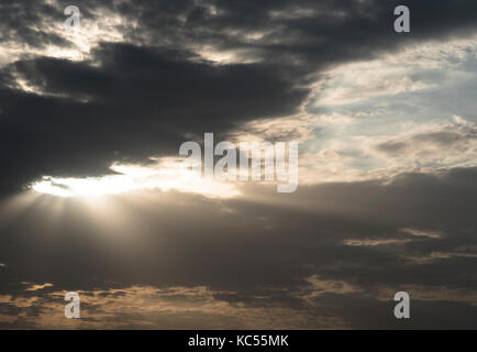 Sonnenstrahlen aus Wolken bei Sonnenuntergang in Dschibuti, Ostafrika Stockfoto