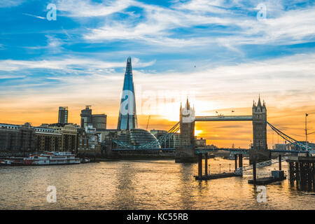 Themen, Themen, Tower Bridge, The Shard, Sonnenuntergang, Wasserspiegelung, Southwark, St Katharine's & Wapping, London, England Stockfoto