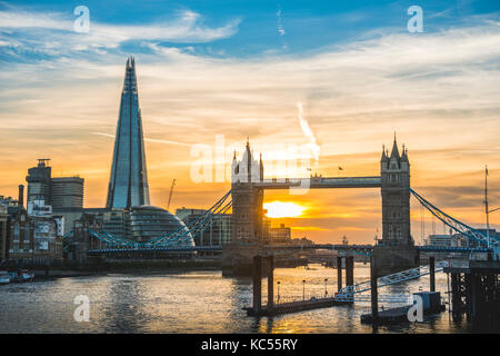 Themen, Themen, Tower Bridge, The Shard, Sonnenuntergang, Wasserspiegelung, Southwark, St Katharine's & Wapping, London, England Stockfoto