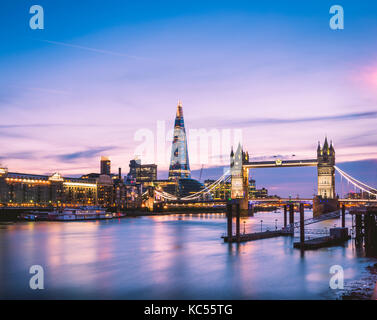 Themse, Tower Bridge, The Shard, Sonnenuntergang, beleuchtet, Blick aufs Wasser, Southwark, St Katharine's & Wapping, London, England Stockfoto