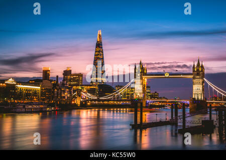 Themse, Tower Bridge, The Shard, Sonnenuntergang, Nachtansicht, beleuchtet, Wasserspiegelung, Southwark, St Katharine's & Wapping, London Stockfoto