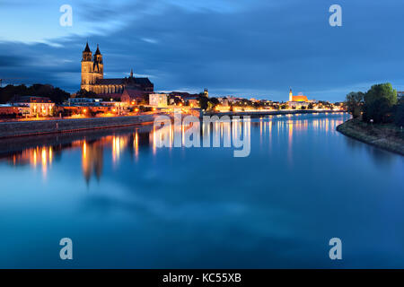 Magdeburger Dom an der Elbe, Dämmerung, Magdeburg, Sachsen - Anhalt, Deutschland Stockfoto