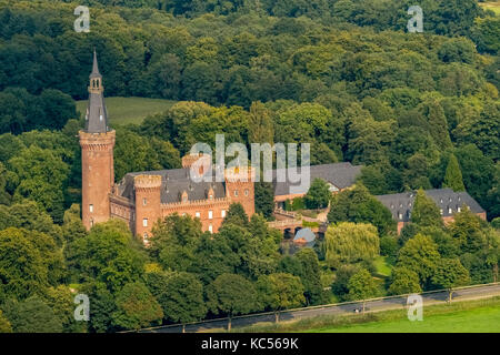 Moyland Castle Museum, Wasserschloss, neogotisches Gebäude, Schlosspark, Bedburg-Hau, Niederrhein, Nordrhein-Westfalen Stockfoto