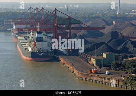 Blick von der Köhlbrandbrücke auf den Kohlehafen Hansaport, Hamburg, Deutschland Stockfoto