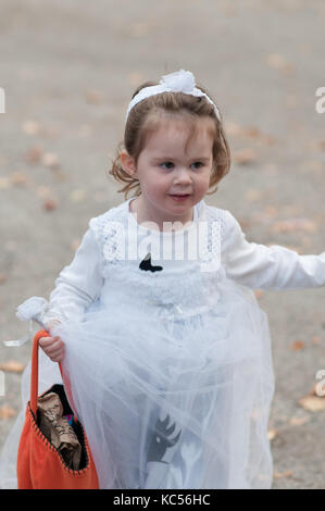 Blick auf kleine Mädchen in Ghost kostüm Spaß an Halloween Trick oder Festlichkeit Stockfoto