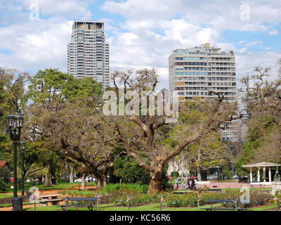 Apartment Blocks in der Nähe von Park in Buenos Aires, Paseo El Rosedal Stockfoto