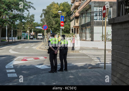 Spanien, blanes - 12/06/2017: zwei Polizisten stand an der Kreuzung der Stadt. Stockfoto