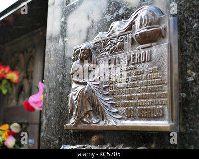 Gedenktafel am Grab von Eva Peron, La Recoleta Friedhof, Buenos Aires, Argentinien Stockfoto