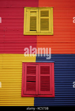 Bemalten Fensterläden, Haus in Caminito, La Boca, Buenos Aires, Argentinien Stockfoto