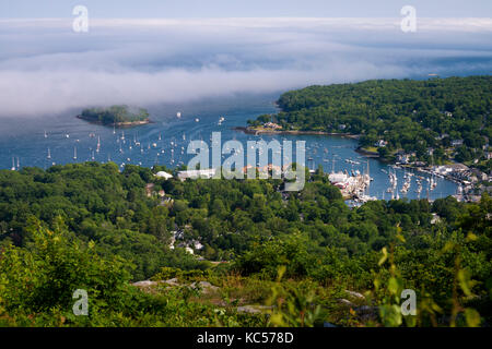 Blick auf das Camden, Maine, vom Mount Battie in Camden Hills State Park. Stockfoto