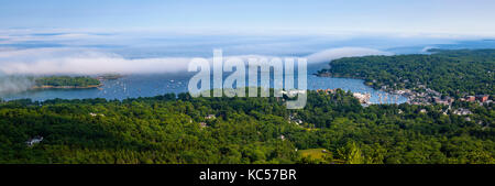 Blick auf das Camden, Maine, vom Mount Battie in Camden Hills State Park. Stockfoto