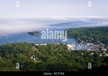 Blick auf das Camden, Maine, vom Mount Battie in Camden Hills State Park. Stockfoto