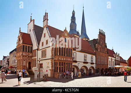 Marktplatz mit Rathaus und Kirche St. Nikolai, Lemgo, Teutoburger Wald, Ostwestfalen-Lippe, Nordrhein-Westfalen, Deutschland Stockfoto