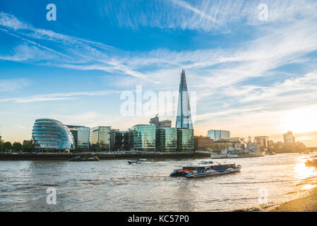 Riverside Promenade auf der Themse, Tower Pier, Skyline des Bürokomplexes More London Riverside, London City Hall, Rathaus Stockfoto