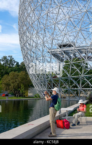 Ältere Menschen ältere Touristen fotografieren außerhalb der Montreal Biosphäre in Parc Jean Drapeau, Ile Sainte-Helene, Montreal, Quebec, Kanada Stockfoto