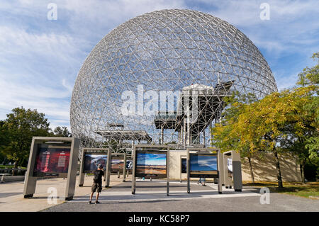 Junger Mann ein Foto ausserhalb des Montrealer Biosphäre in Parc Jean Drapeau, Ile Sainte-Helene, Montreal, Quebec, Kanada Stockfoto