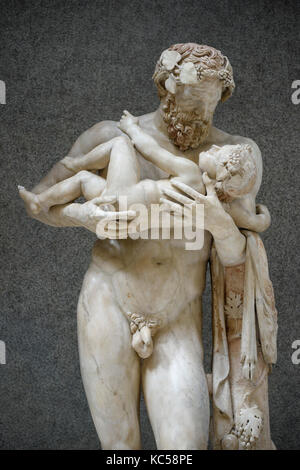 Rom. Italien. Statue des Silen mit dem Kind Dionysos römische Kopie (Mitte des 2. Jahrhunderts A. D) der griechischen Original von der Schule des Lysippus (Ca. 300 v. Chr.). Br Stockfoto