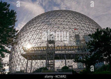 Hintergrundbeleuchtung Montreal Biosphäre Umwelt Museum geodätischen Kuppel im Parc Jean Drapeau, Ile Sainte-Helene, Montreal, Quebec, Kanada Stockfoto