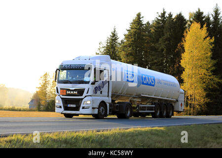 Humppila, Finnland - 29. September 2017: weiß man TGX 18.440 halb Tanker für Eesti Gaas adr Transport auf herbstliche Autobahn bei Sonnenuntergang. Der adr-Code Stockfoto