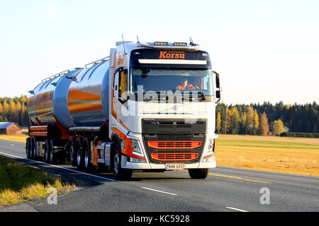 Humppila, Finnland - 29. September 2017: orange und weiß Volvo fh Tankwagen von korsu Oy bewegt sich entlang der herbstlichen Autobahn bei Sonnenuntergang im Süden von finla Stockfoto