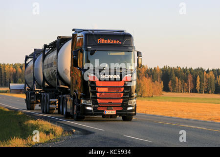 Humppila, Finnland - 29. September 2017: orange und schwarz nächste generation Scania s 500 von finnkane Oy Transporte Container entlang der Landstraße bei sunse Stockfoto