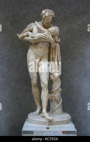 Rom. Italien. Statue des Silen mit dem Kind Dionysos römische Kopie (Mitte des 2. Jahrhunderts A. D) der griechischen Original von der Schule des Lysippus (Ca. 300 v. Chr.). Br Stockfoto