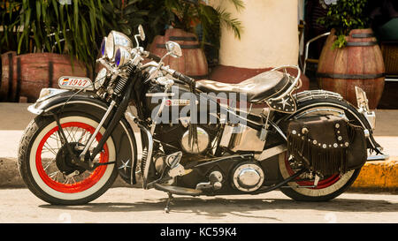 1947 Harley-Davidson, renommiertes amerikanisches Motorrad und Statussymbol, geparkt vor einer Bar, Cienfuegos, Kuba Stockfoto