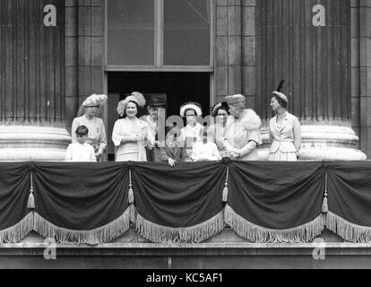 Königliche Familie auf dem Balkon des Buckingham Palace einschließlich Königin, der britischen Königsfamilie auf dem Balkon des Buckingham Palace. Elizabeth die Königin Mutter, Prinzessin Marie Louise (Enkelin von Königin Victoria), Prinzessin Margaret, Königin Mary, Herzogin von Gloucester. Die Kinder sind Prinz Richard, Prinz William, Prinz Michael von Kent am 9. Juni 1949 Stockfoto