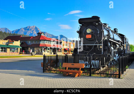 Eine antike Dampflokomotive, die an einem klaren Sommertag als Touristenattraktion in der Stadt Jasper im Jasper National Park, Alberta, Kanada, verwendet wurde Stockfoto