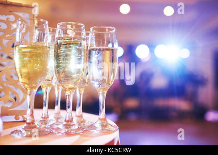 Viel Wein Gläser in blaues Licht mit einem kühlen leckeren Champagner oder Wein an der Bar Stockfoto