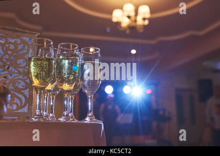 Viel Wein Gläser in blaues Licht mit einem kühlen leckeren Champagner oder Wein an der Bar Stockfoto