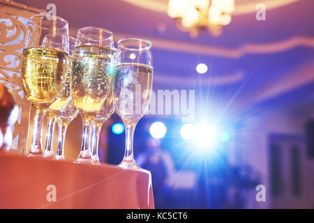 Viel Wein Gläser in blaues Licht mit einem kühlen leckeren Champagner oder Wein an der Bar Stockfoto