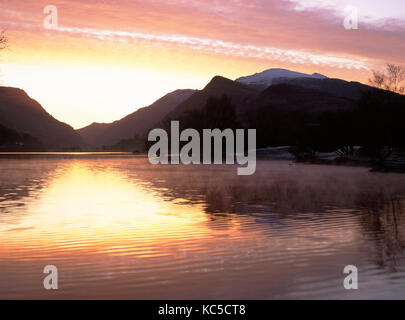 Blick nach Osten über Llyn Padarn See in Richtung Llanberis Pass und snowdon. aus Lagunen aus alten Schiefer Tipps/Abfall. midwinter sunrise erstellt Stockfoto