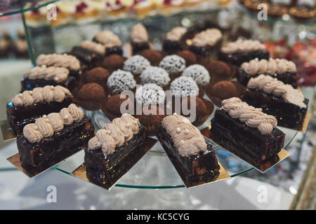 Leckere bunte Plätzchen und Kuchen auf der Hochzeit Candy Bar. Stockfoto