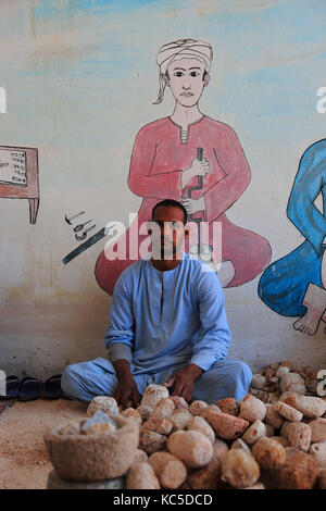Männer, Arbeiter in einer Fabrik in Luxor aus Alabaster, Afrika, Ägypten, Stockfoto