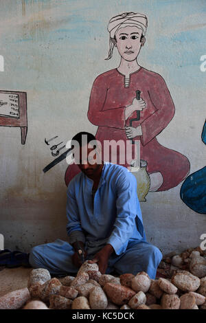 Männer, Arbeiter in einer Fabrik in Luxor aus Alabaster, Afrika, Ägypten, Stockfoto