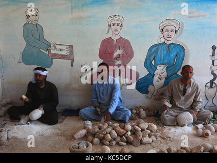 Männer, Arbeiter in einer Fabrik in Luxor aus Alabaster, Afrika, Ägypten, Stockfoto
