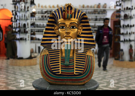 Totenmaske des Tutanchamun Nachbau in einem alabaster Fabrik in Luxor, Ägypten Stockfoto