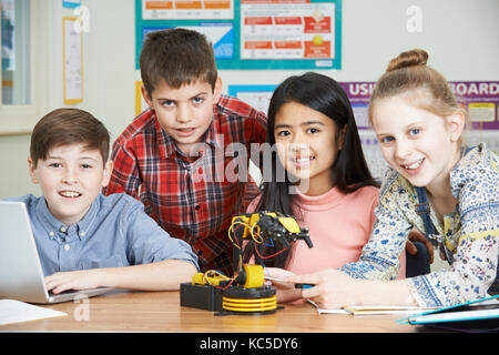 Portrait von Schülern in der Wissenschaft Lehre Studium Robotik Stockfoto