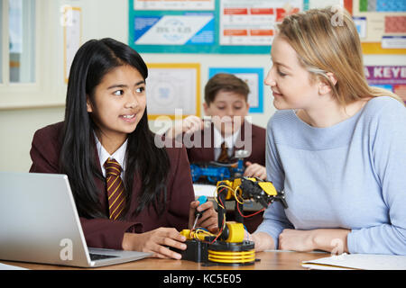 Lehrer mit Schülern in Wissenschaft Lehre Studium Robotik Stockfoto