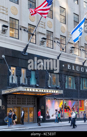 Käufer am Eingang der Bloomingdales Kaufhaus, Manhattan, New York City, USA Stockfoto