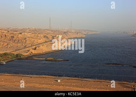 An den neuen Staudamm bei Assuan Staudamm am Nil, Afrika, Oberägypten, Beginn des Nassersees Stockfoto