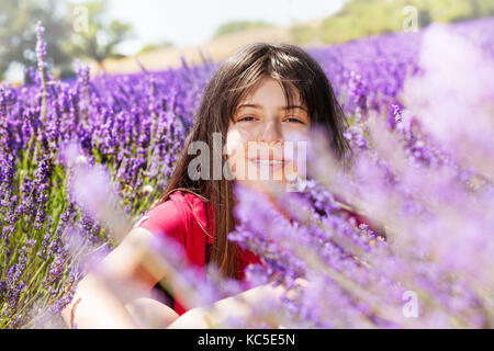 Portrait der romantischen Teenager sitzen im lavendelfeld im Sommer Stockfoto