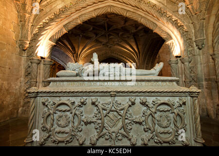 Grab von Luis de Camões im Inneren der Kirche das Kloster Jeronimos, das zum Weltkulturerbe der Unesco gehört. Lissabon, Portugal Stockfoto