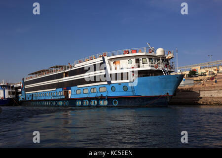 Kreuzfahrtschiffe auf dem Nil in der Nähe von Aswan, Ägypten, Afrika Stockfoto