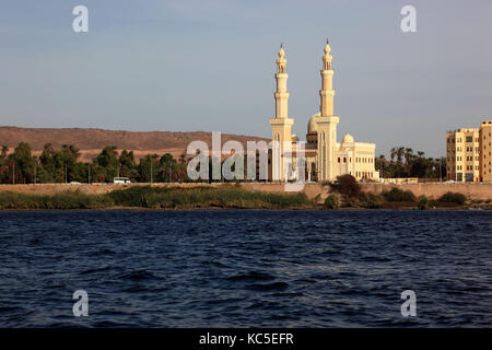 Blick vom Nil an die Stadt Assuan und die Moschee, Oberägypten, Afrika Stockfoto